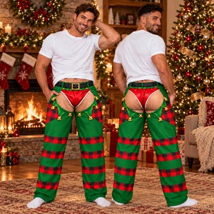 Puede incluir: Una camiseta blanca de manga corta combinada con chaparreras de cuadros rojos y verdes con cinturón negro, cascabeles dorados y un tanga de satén rojo. Las chaparreras tienen un diseño recortado que deja ver el tanga rojo y se llevan sobre calcetines blancos.