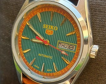 Vintage Seiko 5 Automatikuhr Grünes Zifferblatt, Lederband, Japan Made Uhr