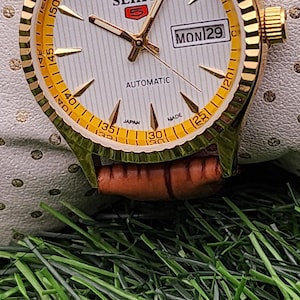 Vintage refurbished Seiko 5 White Dial: Refurbished wrist watch, 36 mm, Japan Made image 1