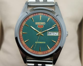 Seiko 5 Green dial Automatic Watch: Vintage Japan Made, Men's Day/Date