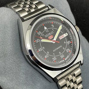 Seiko 5 automatisch horloge met zwarte wijzerplaat: Japan made, herendag/datum, gerenoveerd horloge