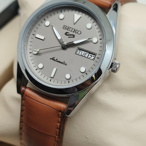 Vintage refurbished Seiko 5 Matt Dial: Refurbished wrist watch, 36 mm, Japan Made