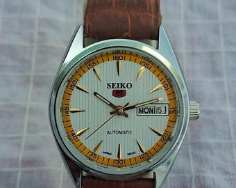Reloj de pulsera automático Seiko 5: Vintage, fabricado en Japón, esfera blanca de cuero genuino.