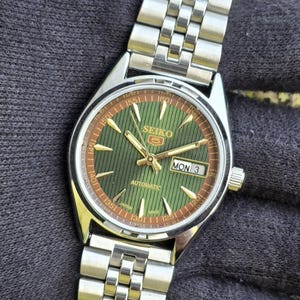 Automatic Vintage Seiko 5 Watch Day Date: Green colour, stainless steel chain