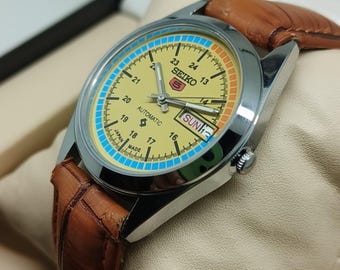 Reloj automático Seiko 5 reacondicionado: esfera amarilla, vintage, fabricado en Japón.