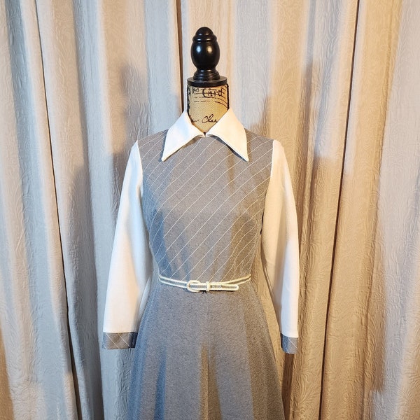 Robe secrétaire discrète à col gris et blanc, fin des années 70, jupe longue vintage