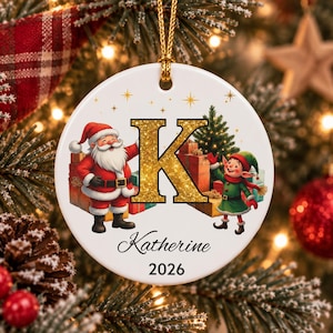 Adorno infantil personalizado con monograma, regalo navideño de Papá Noel y elfo con nombre personalizado, recuerdo de cerámica con inicial K, decoración para el árbol de Navidad infantil.