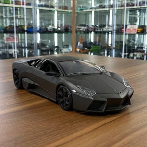 Bburago Lamborghini Aventador LP 700-4 Modelo a escala 1:18, color gris mate.