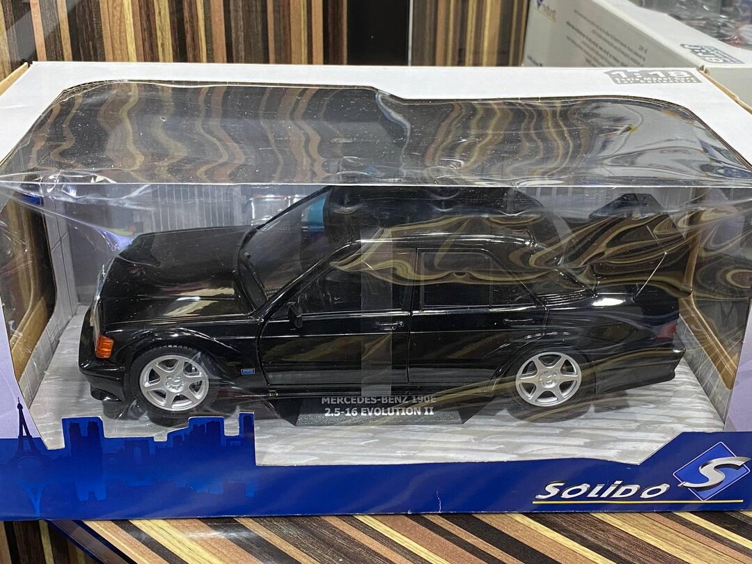 Solido 1:18 メルセデス・ベンツ 190E レジン製モデルカー ブラック