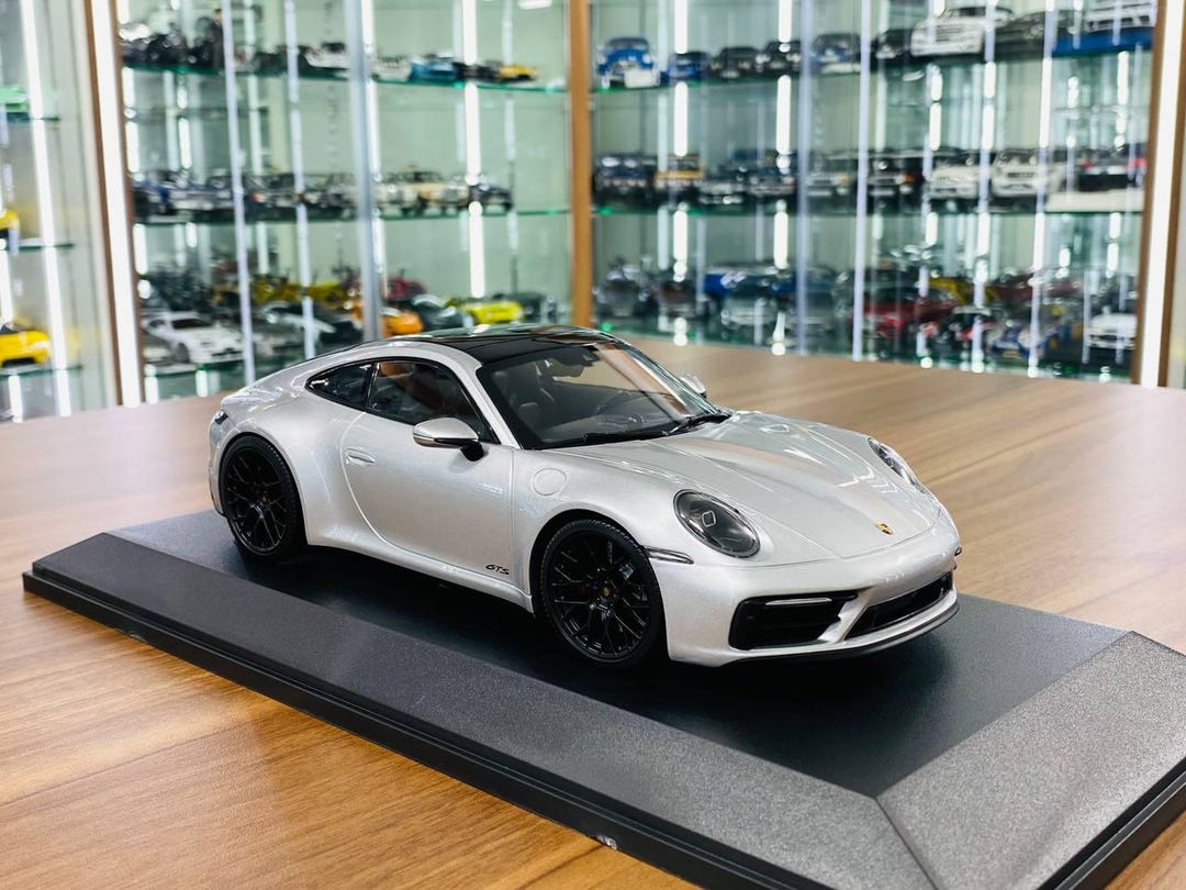 Minichamps Porsche 911 Carrera 4 GTS Silver 1:18 Diecast Model