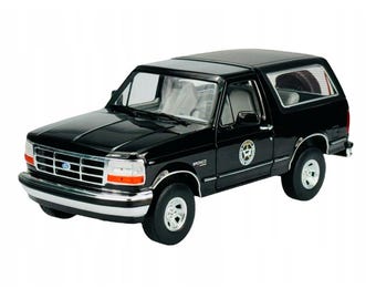 Ford Bronco Black 1:18 gegoten modelauto uit 1992 met aangepaste kentekenplaten