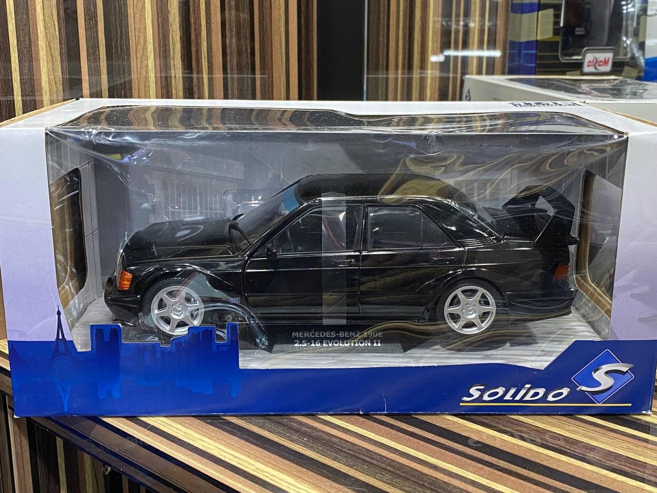 Solido 1:18 メルセデス・ベンツ 190E レジン製モデルカー ブラック