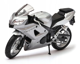 Triumph Daytona 600 2004 Silver Welly 1:18 19664 Diecast Motorcycle Model with Custom Plates