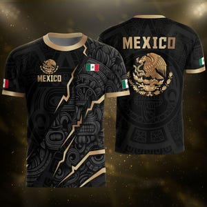 Op de afbeelding: Zwart T-shirt met het Mexicaanse wapen en het woord "MEXICO" in goud. Het shirt heeft een gouden rand en een gedetailleerd Azteeks geïnspireerd ontwerp. De Mexicaanse vlag staat op de mouwen.