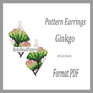 Op de afbeelding: Een digitaal patroon voor Ginkgo blad oorbellen. De oorbellen zijn ontworpen met groene, roze en zwarte kralen met behulp van de baksteektechniek. Het patroon is beschikbaar in PDF-formaat. De tekst op de afbeelding luidt "Pattern Earrings Ginkgo Brick Stitch Format PDF".