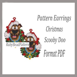 Puede incluir: Pendientes de cuentas con Scooby Doo con gorro de Papá Noel y una corona navideña. Los pendientes son marrones, rojos, verdes y blancos. El texto en la imagen dice "Pattern Earrings", "Christmas", "Scooby Doo" y "Format PDF".