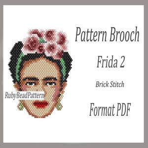 Può includere: Un modello di spilla con motivo Frida Kahlo in perline. La spilla presenta un ritratto di Frida con una corona floreale, realizzato con punto a mattoncino. Il design include il testo "Pattern Brooch Frida 2" e "Format PDF". È visibile anche il logo RubyBeadPattern.