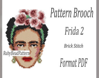Puede incluir: Un diseño de broche con patrón de Frida Kahlo con cuentas. El broche presenta un retrato de Frida con una corona floral, renderizado en punto de ladrillo. El diseño incluye el texto "Pattern Brooch Frida 2" y "Format PDF". También es visible el logotipo de RubyBeadPattern.