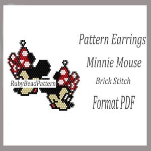 Pode incluir: Um par de brincos com padrão Minnie Mouse em um design de ponto de tijolo. Os brincos apresentam um laço de bolinhas vermelho e branco, orelhas pretas e um rosto creme. O texto na imagem diz "Pattern Earrings Minnie Mouse Brick Stitch Format PDF."