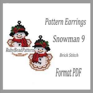 Puede incluir: Dos pendientes con forma de muñeco de nieve con sombreros negros, bufandas rojas y cuerpos blancos. Los pendientes están hechos con la técnica de punto de ladrillo. Se muestra el texto "Pattern Earrings Snowman 9", junto con "Format PDF".