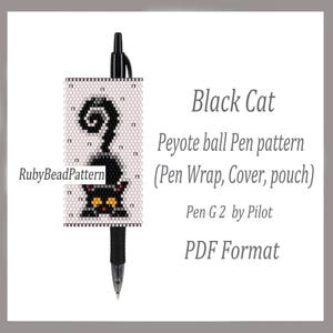 Op de afbeelding: Een zwarte pen met een kralen pen wrap met een zwart kattenontwerp. De pen wrap is wit met een zwarte kat illustratie en de tekst "Black Cat Peyote ball Pen pattern (Pen Wrap, Cover, pouch)". De pen is een Pen G2 van Pilot.