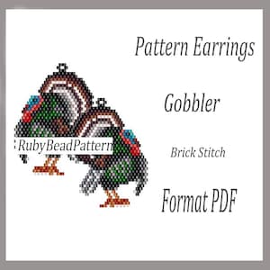Puede incluir: Un par de pendientes de pavo con cuentas en un patrón de puntada de ladrillo. Los pendientes tienen forma de pavo con detalles marrones, verdes, rojos y azules. El texto de la imagen dice "Pattern Earrings", "Gobbler", "Brick Stitch", "Format PDF" y "RubyBeadPattern".