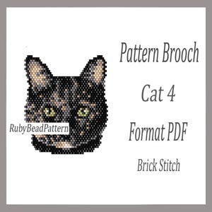 Puede incluir: Un patrón de cara de gato con cuentas para un broche, con una combinación de colores negro, beige y gris con ojos verdes. El texto dice "Pattern Brooch Cat 4 Format PDF Brick Stitch" y "RubyBeadPattern".