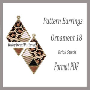 Op de afbeelding: Diamantvormige oorbellen met een luipaardprint, bruine, witte en zwarte driehoeken. De afbeelding bevat de tekst "Pattern Earrings Ornament 18 Brick Stitch Format PDF" en "RubyBeadPattern".