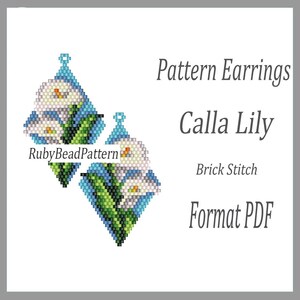 Könnte beinhalten: Perlenohrringe in Diamantform mit Calla-Lilien-Design. Die Ohrringe sind weiß, grün und blau. Der Text enthält "Pattern Earrings Calla Lily Brick Stitch Format PDF" und das RubyBeadPattern-Logo.