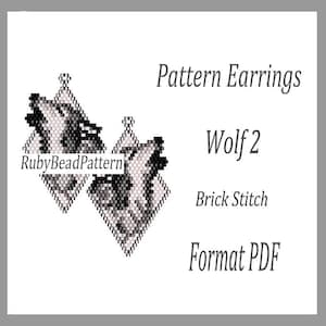 Peut inclure: Deux boucles d'oreilles en forme de losange avec un motif de loup, réalisées avec des perles noires, blanches et grises. L'image comprend le texte "Pattern Earrings", "Wolf 2", "Brick Stitch" et "Format PDF", ainsi que le logo RubyBeadPattern.