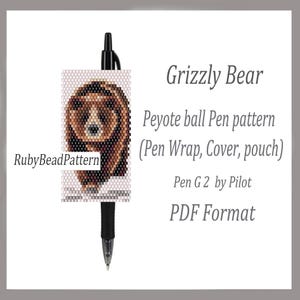 Könnte beinhalten: Ein schwarzer Stift mit einer Perlenhülle, die einen Grizzlybären zeigt. Die Hülle ist in Braun- und Beigetönen gehalten. Der Text auf dem Bild lautet "Grizzly Bear Peyote ball Pen pattern (Pen Wrap, Cover, pouch) Pen G2 by Pilot PDF Format" und "RubyBeadPattern".