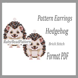 Op de afbeelding: Een paar kralen oorringen met een egelmotief in een baksteensteekpatroon. De oorbellen zijn wit, bruin en zwart, met de tekst "Pattern Earrings Hedgehog Brick Stitch Format PDF" in de afbeelding. Het RubyBeadPattern-logo is ook zichtbaar.