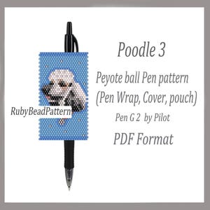 Op de afbeelding: Een zwarte pen met een blauwe kralen pen wrap met een poedel ontwerp. De wrap heeft een lichtblauwe achtergrond met een witte en grijze poedel. Tekst op de afbeelding luidt "Poodle 3" en "Peyote ball Pen pattern".