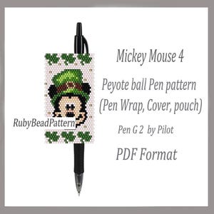 Pode incluir: Uma caneta Pilot G2 preta com uma capa de caneta de contas com Mickey Mouse em um chapéu de duende verde. A capa da caneta é branca com detalhes em trevo verde e o texto "Mickey Mouse 4 Peyote ball Pen pattern (Pen Wrap, Cover, pouch) PDF Format".