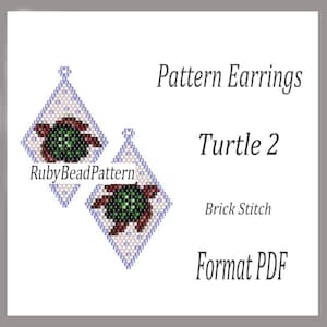Może przedstawiać: Kolczyki w kształcie rombu z motywem żółwia, wykonane techniką ściegu cegiełkowego. Kolczyki przedstawiają zielonego i brązowego żółwia na białym tle, z tekstem "Pattern Earrings Turtle 2" i "Format PDF".