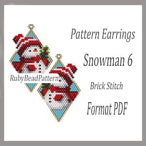 Op de afbeelding: Twee ruitvormige oorbellen met een sneeuwmanontwerp, gemaakt met een baksteensteektechniek. De sneeuwmannen hebben rood-wit gestreepte hoeden en sjaals, zwarte knoopogen en een wortelneus. De oorbellen zijn lichtblauw omlijnd. Tekst: "Pattern Earrings Snowman 6".