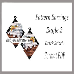 Könnte beinhalten: Zwei rautenförmige Ohrringe mit einem Adlerdesign, hergestellt mit der Brick-Stitch-Technik. Die Ohrringe haben weiße, braune, schwarze und gelbe Perlen. Der Text auf dem Bild lautet "Pattern Earrings Eagle 2 Brick Stitch Format PDF."