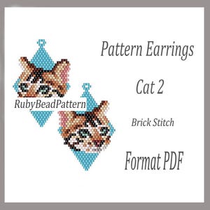 Könnte beinhalten: Ein Paar Perlenohrringe mit Katzenmotiv im Ziegelstichmuster. Die Ohrringe zeigen ein Katzengesicht-Design mit braunen, beigen und weißen Perlen, vor einem türkisfarbenen Diamanten. Der Text lautet "Pattern Earrings Cat 2".