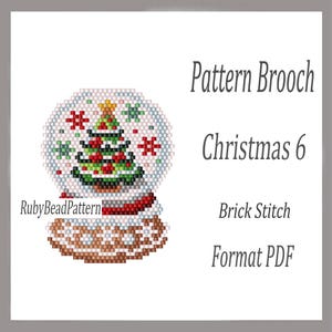 Op de afbeelding: Een patroon voor een geborduurde sneeuwbolbroche met een kerstboomontwerp. De broche is gemaakt met de brick stitch techniek en heet "Christmas 6". Het patroon is beschikbaar in PDF-formaat.