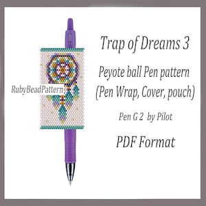 Op de afbeelding: Een paarse Pilot G2 pen met een kralen pen wrap met een dromenvanger ontwerp. De pen wrap is wit met turquoise, paarse en gouden kralen. Tekst op de afbeelding luidt "Trap of Dreams 3" en "Peyote ball Pen pattern (Pen Wrap, Cover, pouch)".