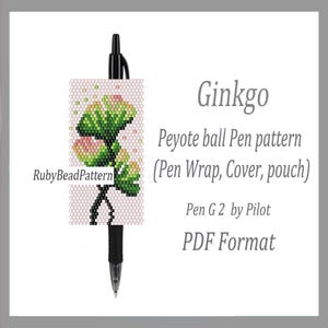 Peut inclure: Un stylo Pilot G2 noir avec un motif de feuilles de Ginkgo perlé. L'enveloppe présente des feuilles vertes et roses sur un fond rose clair. Le texte sur l'image indique "Ginkgo Peyote ball Pen pattern (Pen Wrap, Cover, pouch) Pen G 2 by Pilot PDF Format."