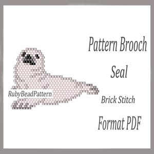 Pode incluir: Um padrão de broche de foca em contas, em ponto de tijolo. A foca é cinza claro com detalhes em preto, deitada. O texto na imagem diz "Pattern Brooch Seal Brick Stitch Format PDF" e "RubyBeadPattern".