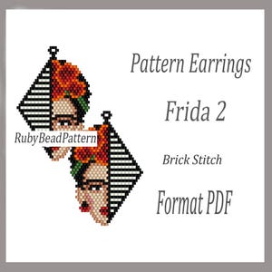 Może przedstawiać: Dwa kolczyki z koralików Frida Kahlo z czarno-białym wzorem w paski. Kolczyki przedstawiają portret Fridy z koroną z kwiatów. Tekst na zdjęciu brzmi "Pattern Earrings Frida 2 Brick Stitch Format PDF" i "RubyBeadPattern".