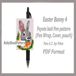 Puede incluir: Un bolígrafo negro Pilot G2 con una envoltura de cuentas con un diseño de conejito gris con orejas rosas y una zanahoria. El patrón es un patrón de bola Peyote. El texto en la imagen dice "Easter Banny 4" y "RubyBeadPattern".