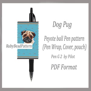Può includere: Una penna nera con una copertura di perline con un disegno di carlino. La copertura è turchese con una faccia di carlino e pois bianchi. Il testo "Dog Pug" e "RubyBeadPattern" sono visibili.