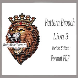 Op de afbeelding: Een kralenpatroon voor een leeuwenbroche met een kroon, in bruin-, beige- en goudtinten. De tekst luidt "Pattern Brooch Lion 3 Brick Stitch Format PDF" en "RubyBeadPattern".