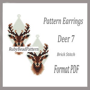 Op de afbeelding: Patroon Oorbellen Deer 7, een PDF-patroon voor baksteek oorbellen. De oorbellen hebben een hertenkopontwerp in bruin- en beigetinten, tegen een lichtgroene achtergrond. De tekst "RubyBeadPattern" is ook zichtbaar.