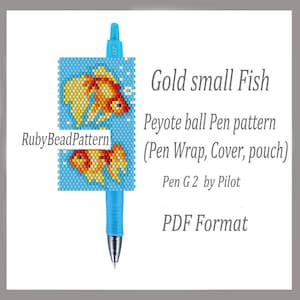 Puede incluir: Un bolígrafo azul con una envoltura de cuentas con un diseño de pez dorado. La envoltura del bolígrafo es un patrón de bola de peyote, con el texto "Gold small Fish" y "RubyBeadPattern". El bolígrafo es un Pen G2 de Pilot.