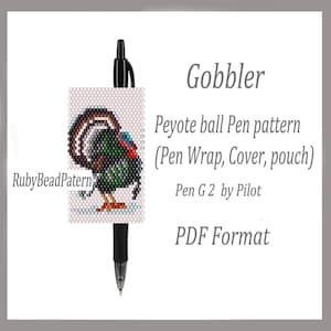 Puede incluir: Un bolígrafo negro con un envoltorio de cuentas con un diseño de pavo. El envoltorio está en un patrón de bola de peyote con la palabra "Gobbler". El texto de la imagen dice "Peyote ball Pen pattern (Pen Wrap, Cover, pouch) Pen G 2 by Pilot PDF Format".