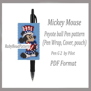 Pode incluir: Uma caneta preta Pilot G2 com um invólucro de caneta de Mickey Mouse com contas. O invólucro tem um design patriótico nas cores vermelho, branco e azul. O texto na imagem diz "Mickey Mouse Peyote ball Pen pattern (Pen Wrap, Cover, pouch) Pen G 2 by Pilot PDF Format."